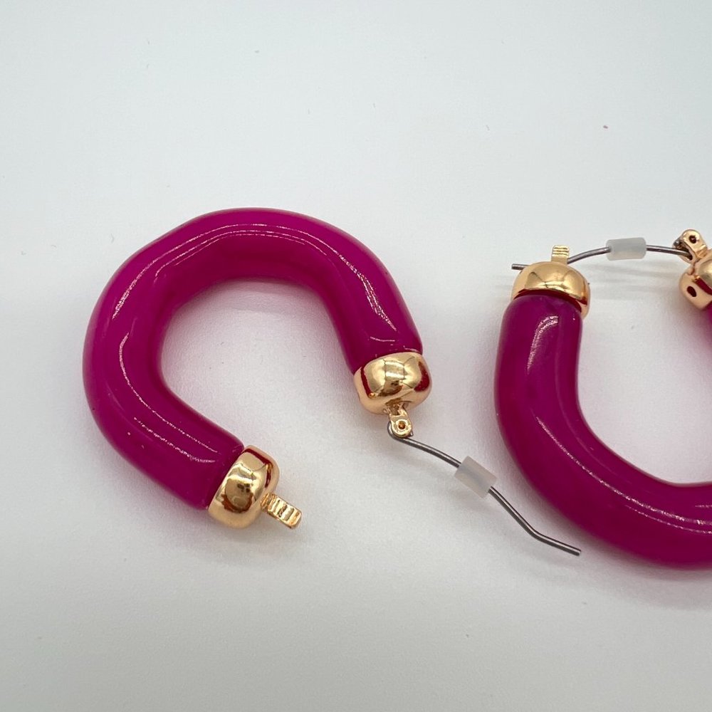 NWOT 🥀 Women's Pink and Gold Resin Hoop Earrings - Picture 3 of 5